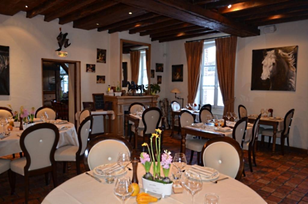 Logis Hotel Auberge Du Cheval Blanc Yvoy-le-Marron Eksteriør billede