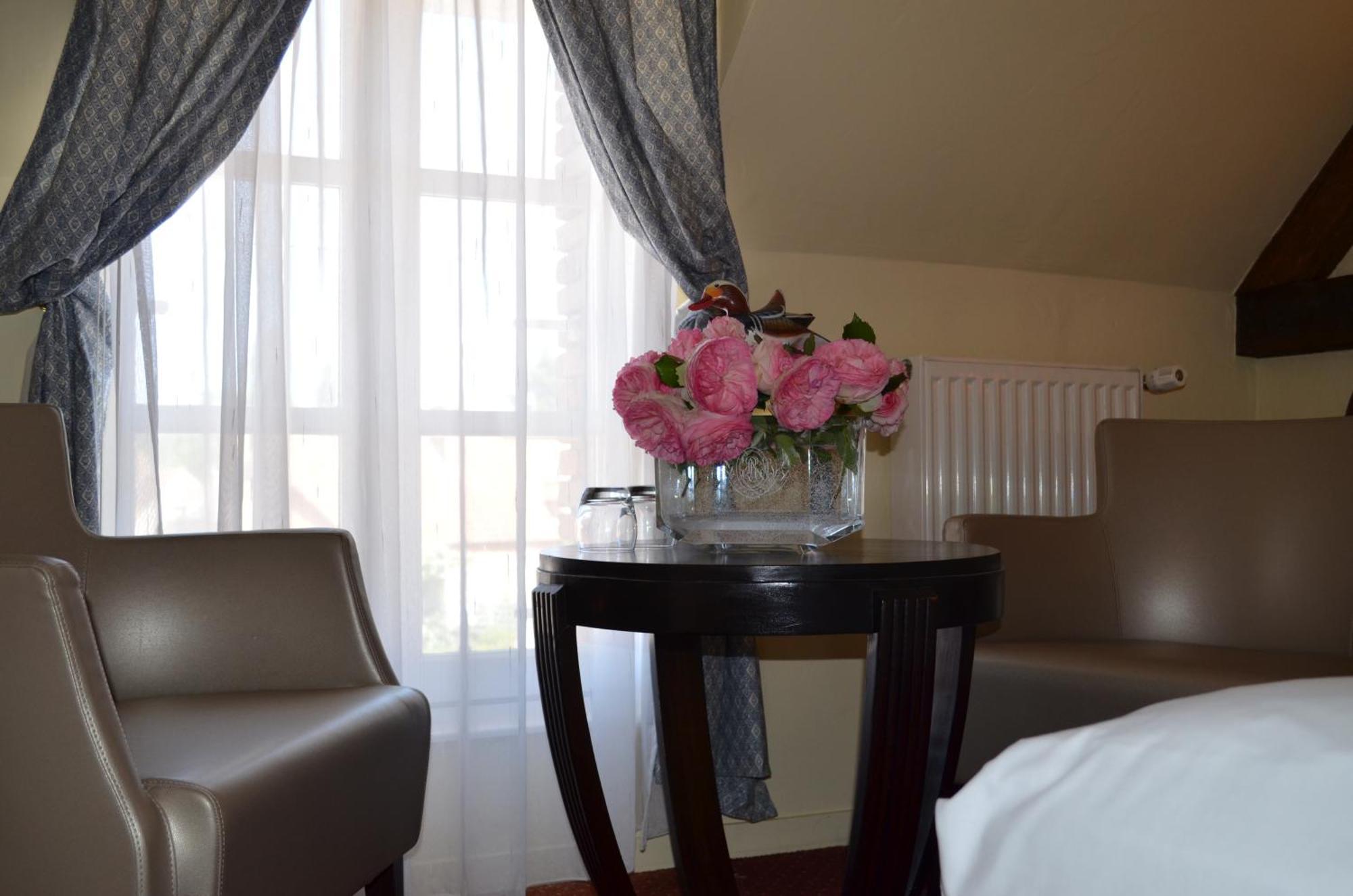 Logis Hotel Auberge Du Cheval Blanc Yvoy-le-Marron Eksteriør billede